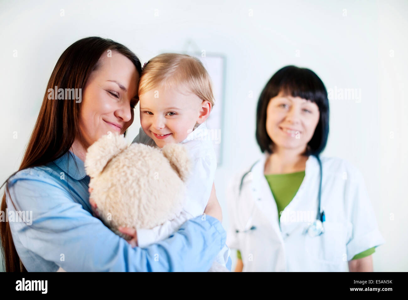 Почему мама в больнице. Новорожденные дети в роддоме. Ребенок в больнице после аварии. Почему мама в больнице. Почему мама в больнице.