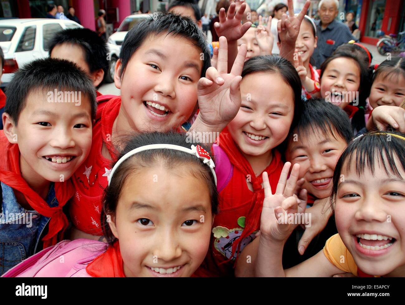 PENGZHOU, CHINA:  HAPPY CHINESE SCHOOLCHILDREN ON LI REN JIE AFTER THE CLOSE OF SCHOOL Stock Photo