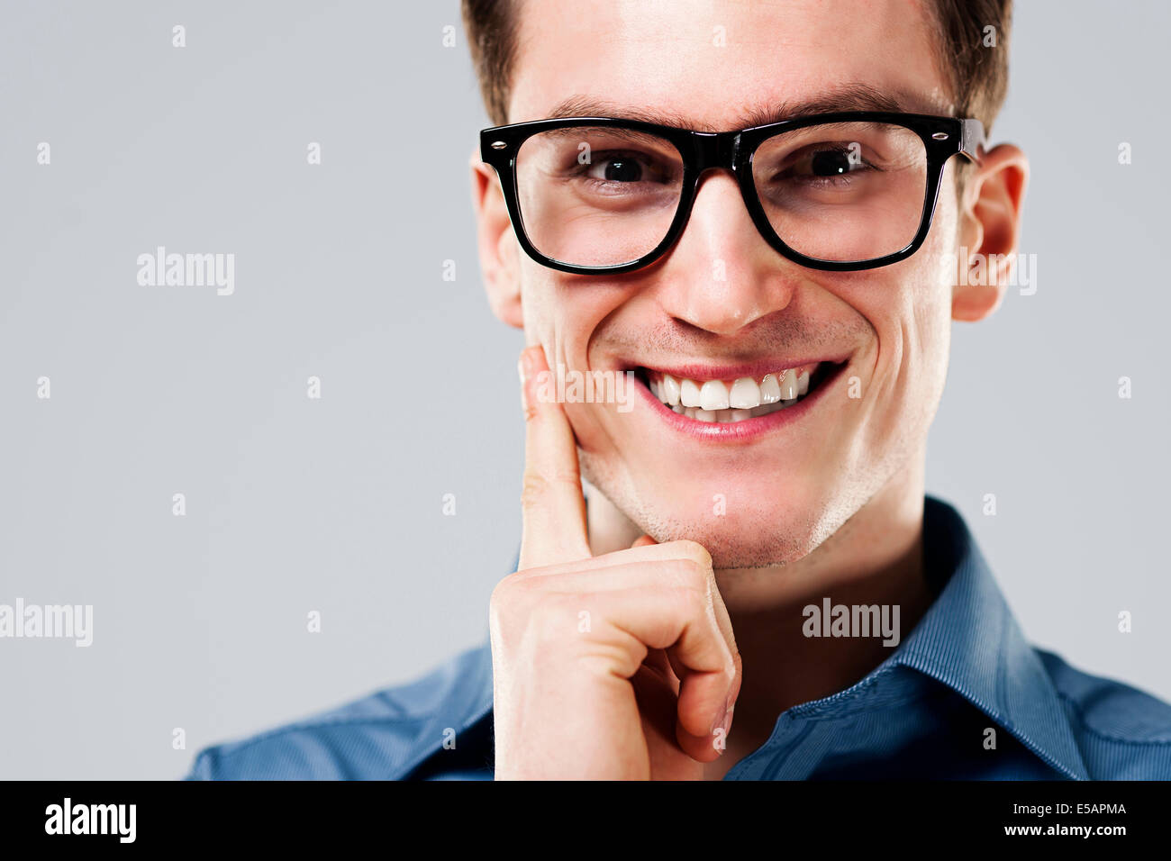 массивный молодой человек в очках. Ray ban 7017. массивный молодой человек в очках. мужчина в черных очках. массивный молодой человек в очках.