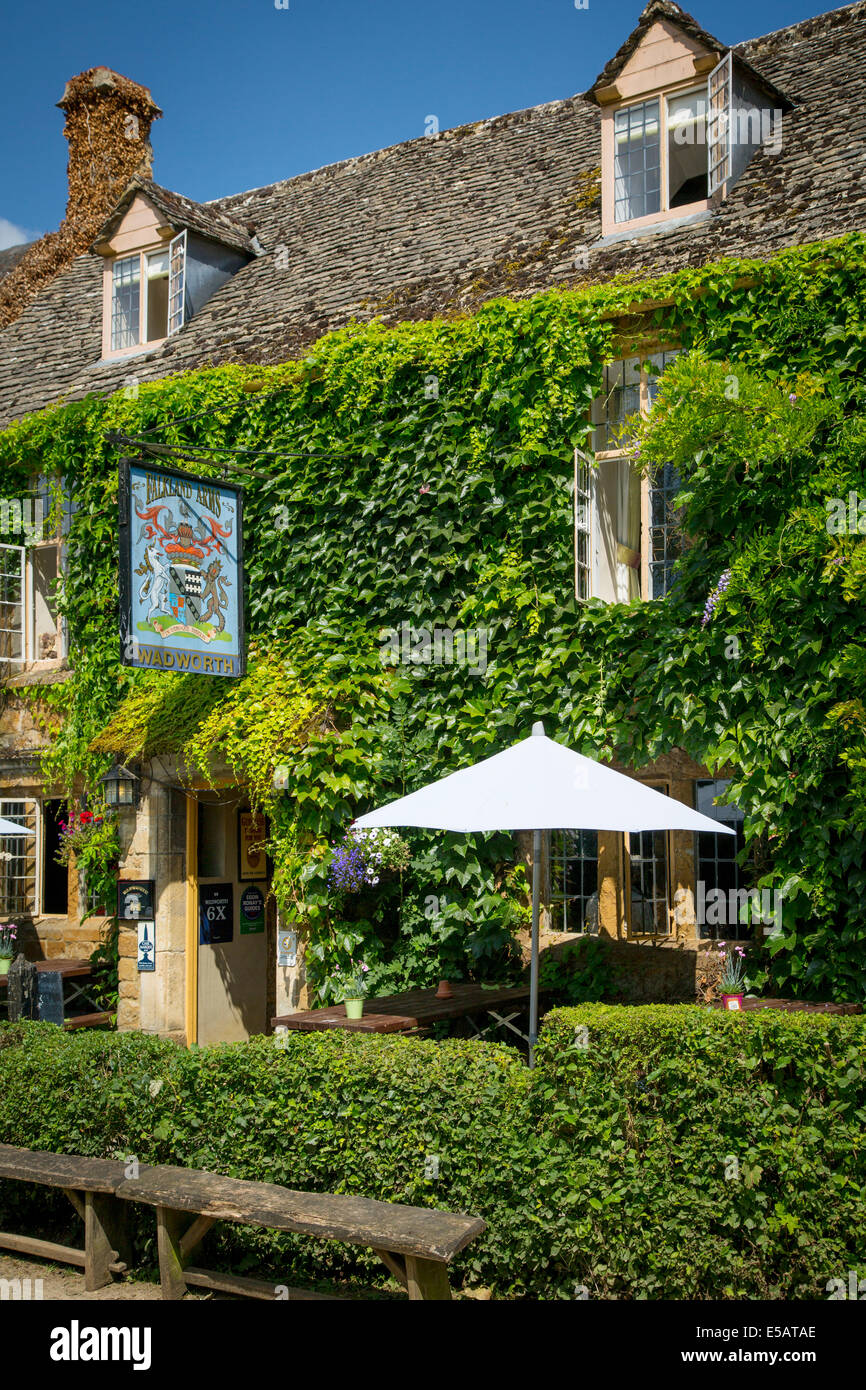 16th century Falkland Arms Pub in Great Tew, the Cotswolds, Oxfordshire, England Stock Photo