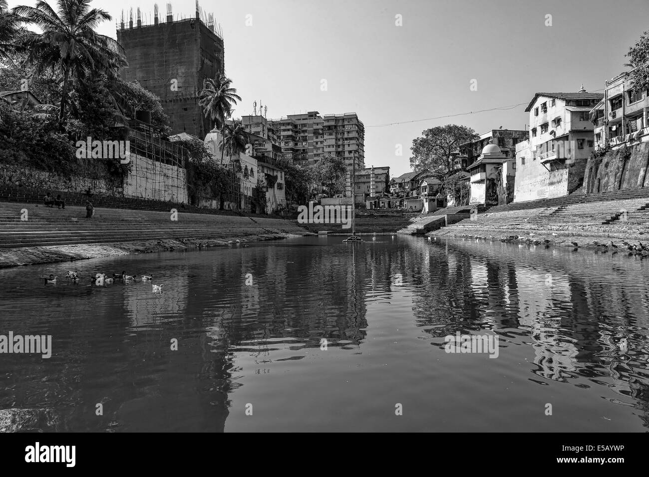 banganga-a-sacred-water-tank-in-the-middle-of-mumbai-india-stock