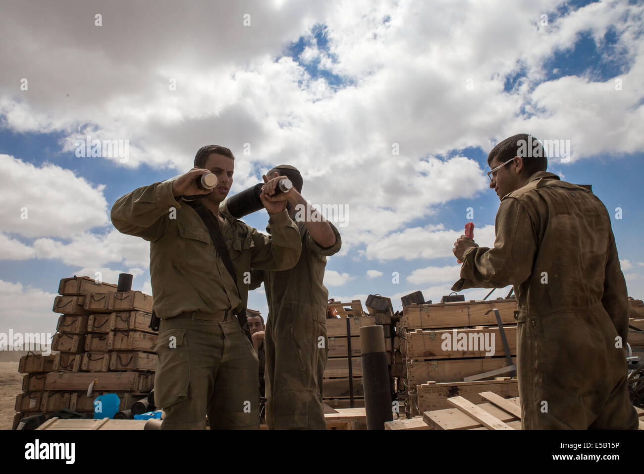 South Israel. 25th July, 2014. Israeli soldiers load ammunitions for their tanks in south Israel on July 25, 2014, the 18th day of Operation Protective Edge. Both Israel and the Palestinian Islamic Movement Hamas have agreed on a 12-hour ceasefire in the Gaza Strip starting from July 26. © JINI/Xinhua/Alamy Live News Stock Photo