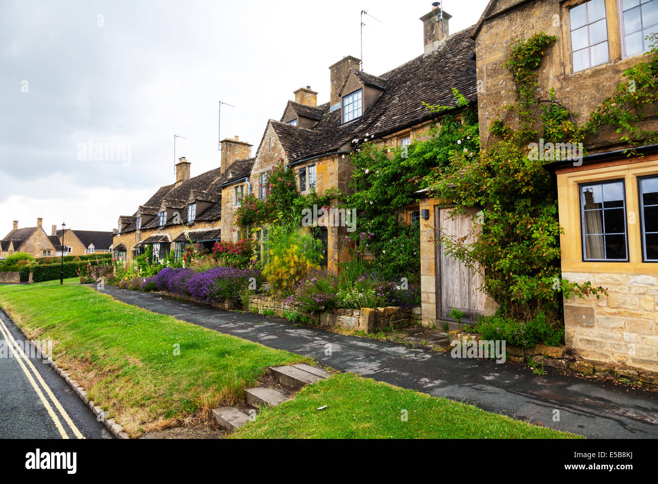 cottages in broadway village in the cotswolds, worcestershire, england, uk Stock Photo Alamy