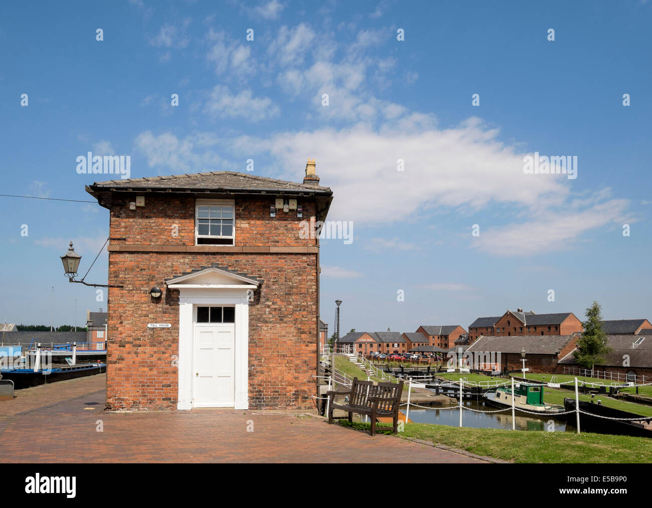 Old Toll house 1805 by locks on Shropshire Union Canal at National Waterways Museum Ellesmere Port Cheshire England UK Britain Stock Photo