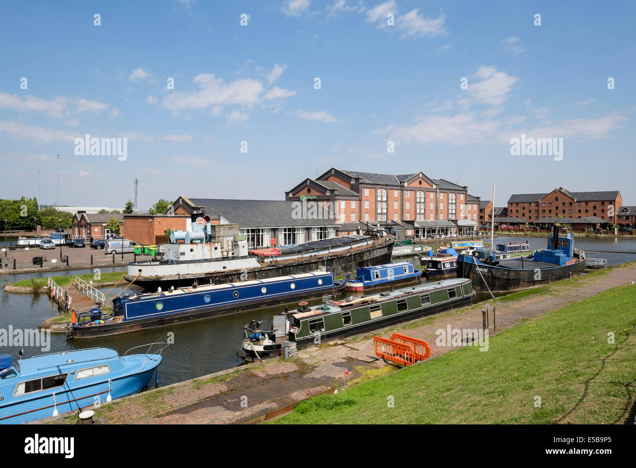 Canal boats in Lower Basin on Shropshire Union Canal at National Waterways Museum with Holiday Inn. Ellesmere Port Cheshire UK Stock Photo
