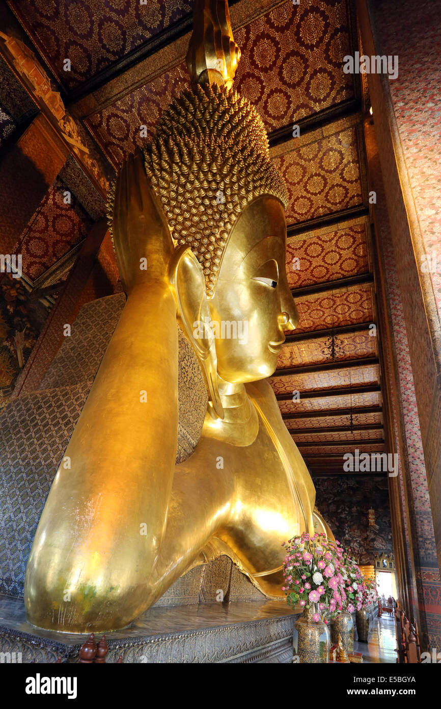 Statue of the Reclining Buddha in Wat Pho Temple in Bangkok, Thailand ...