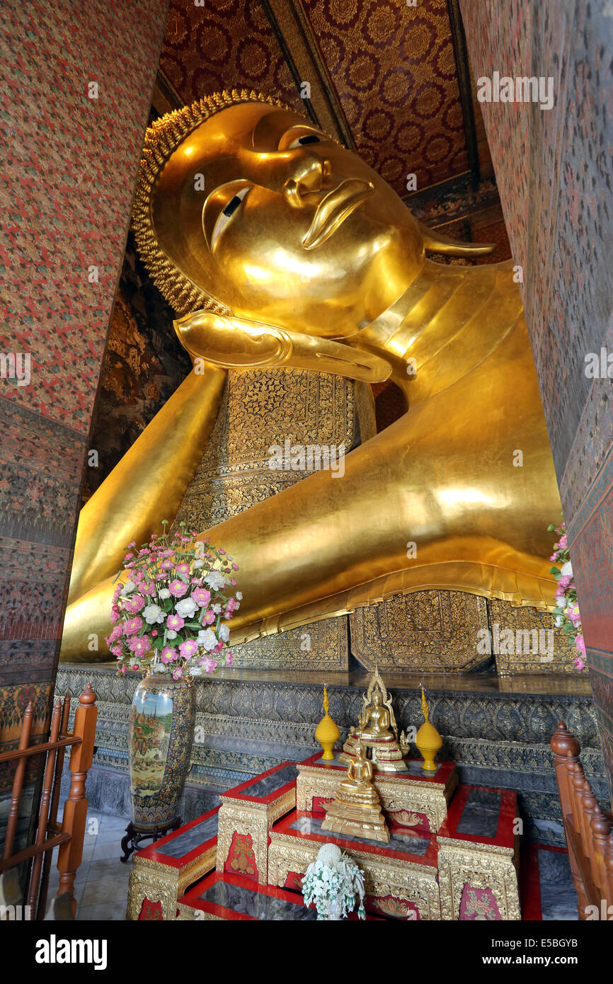 Statue of the Reclining Buddha in Wat Pho Temple in Bangkok, Thailand ...