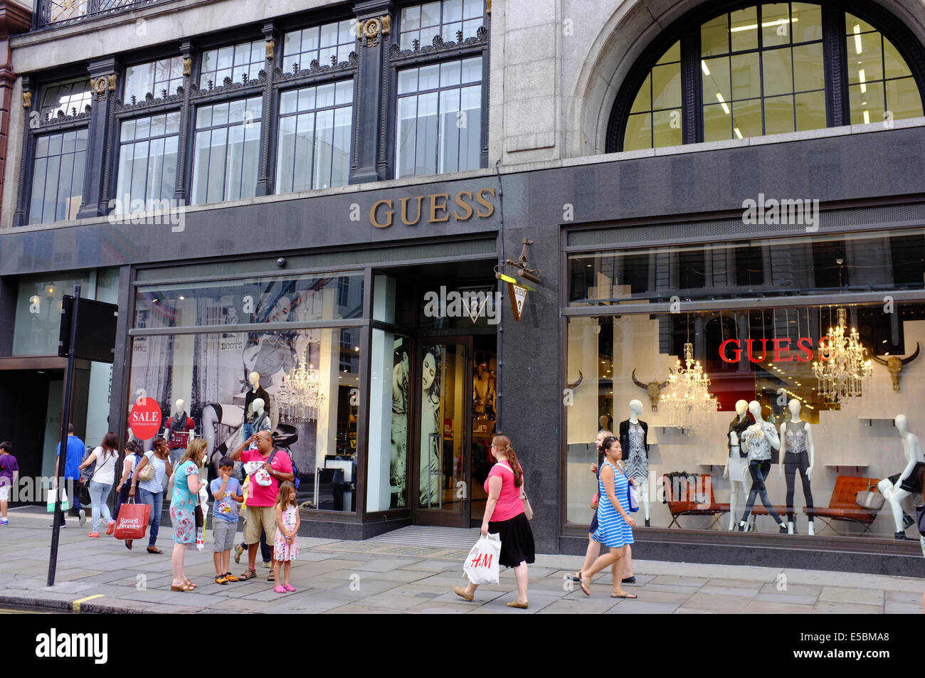 fingeraftryk fælde Hurtig GUESS fashion store on Regent Street, London Stock Photo - Alamy