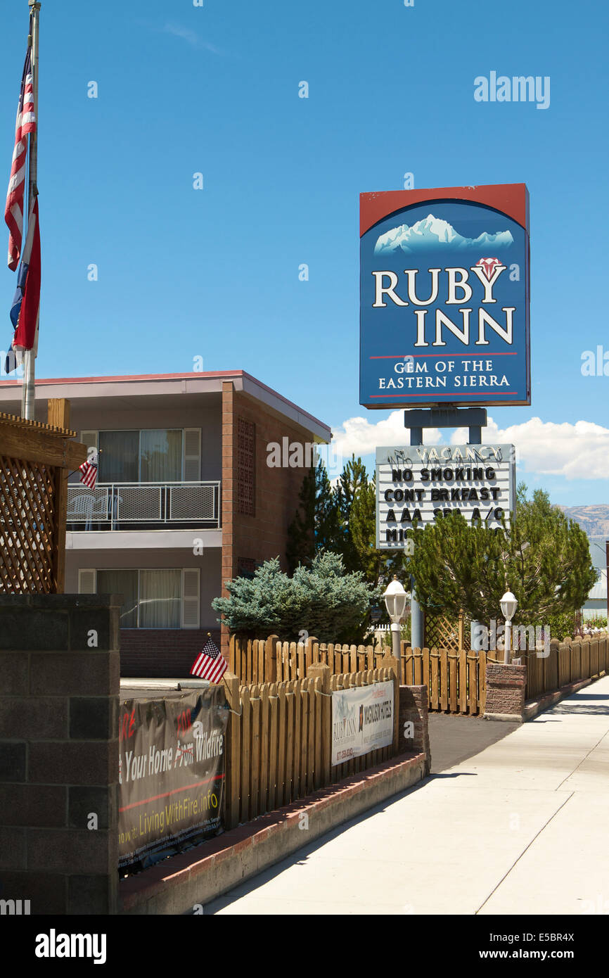 The sign outside the roadside Ruby inn in Bridgeport California Stock ...