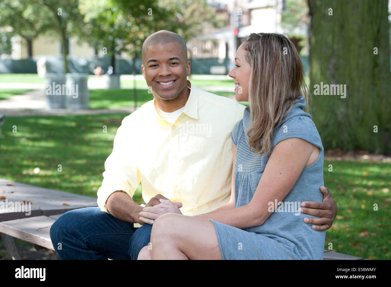 Black couple sitting on bench hi-res stock photography and images - Alamy