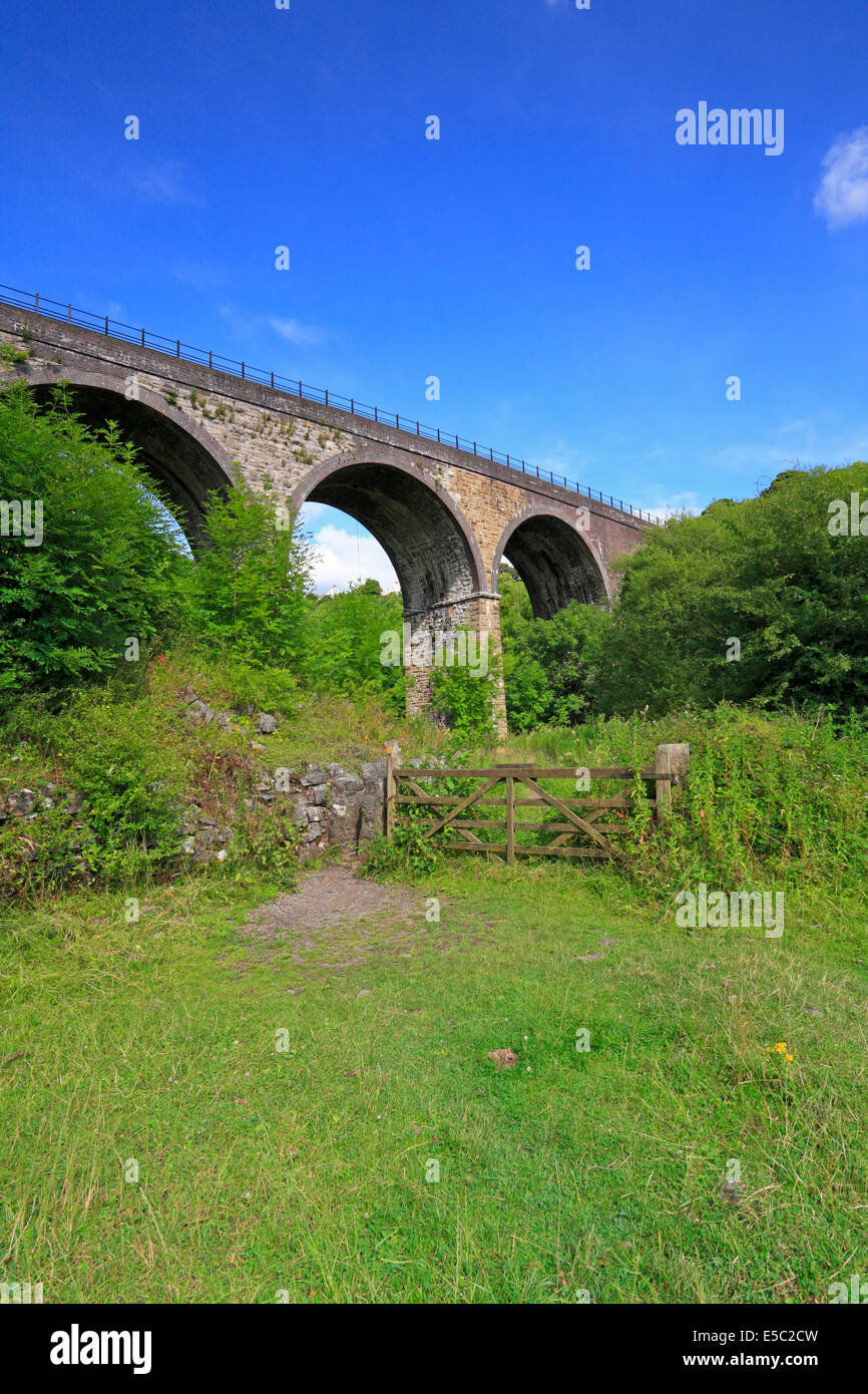 Footpath in Monsal Dale below Headstone Viaduct and Monsal Trail, Derbyshire, Peak District National Park, England, UK. Stock Photo