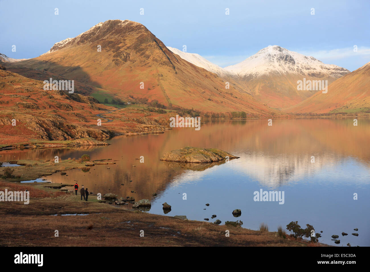 Looking across Wastwater, or Wast Water, to Yewbarrow and Great Gable in the Lake District in winter Stock Photo