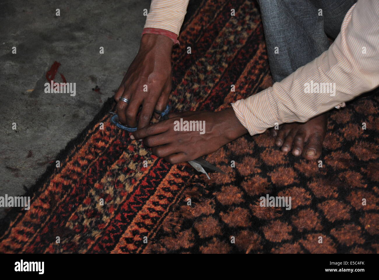 India. Jaipur. Carpet makers. Finishing process. Scissor cutting of