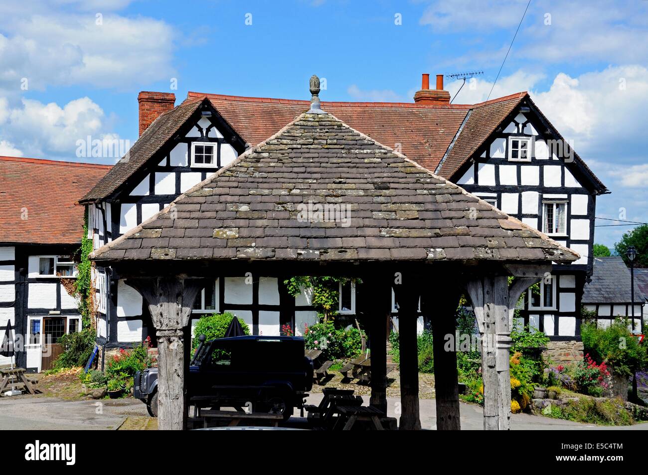 View of the New Inn Public House and Market Hall in the Market Square, Pembridge, Herefordshire, England, UK, Western Europe. Stock Photo