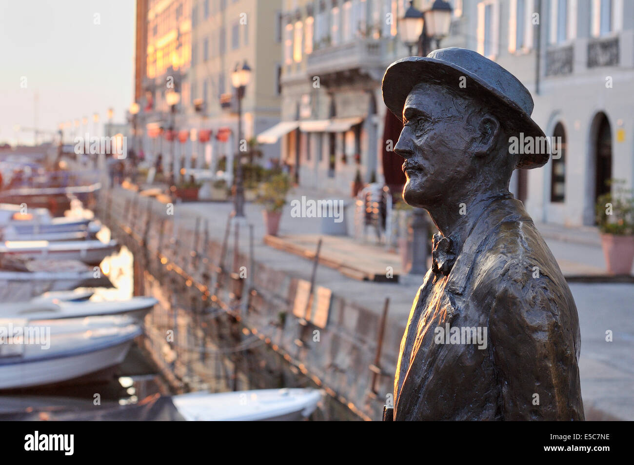 James joyce statue hi-res stock photography and images - Alamy
