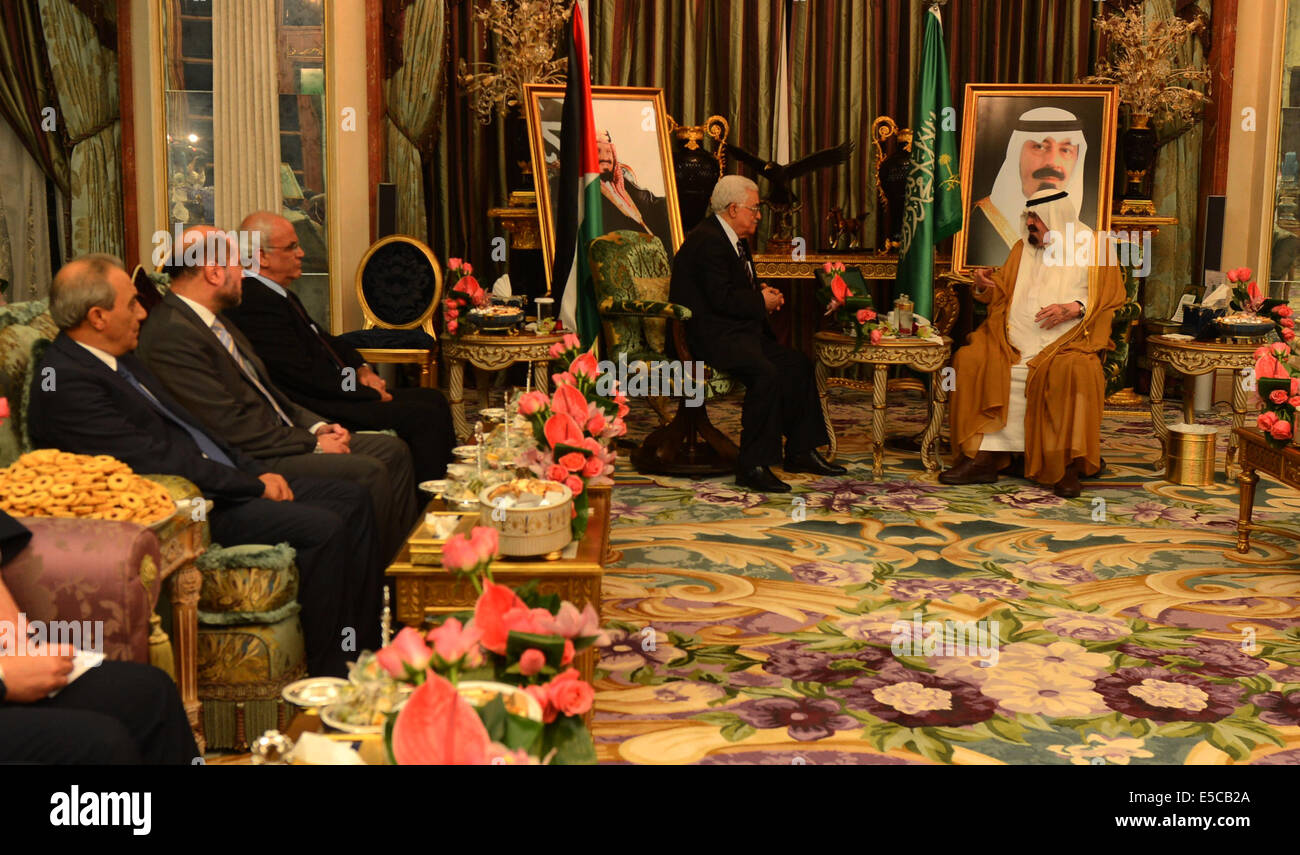Jeddah, Jeddah, Saudi Arabia. 27th July, 2014. Palestinian President Mahmoud Abbas meets with Saudi King Abdullah bin Abdulaziz al-Saud (R), in Jeddah on July 27, 2014. Hamas and Israel went back and forth Sunday over proposals for a humanitarian lull in the Gaza fighting, with Hamas calling for a new 24-hour pause in the afternoon Credit:  Thaer Ganaim/APA Images/ZUMA Wire/Alamy Live News Stock Photo
