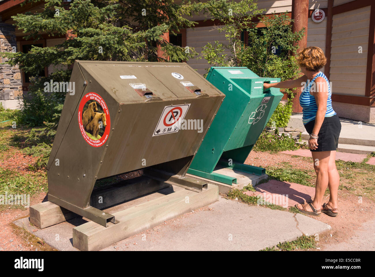 Elk2032007 Canada, British Columbia, Kootenay National Park, recycling bins Stock Photo Alamy