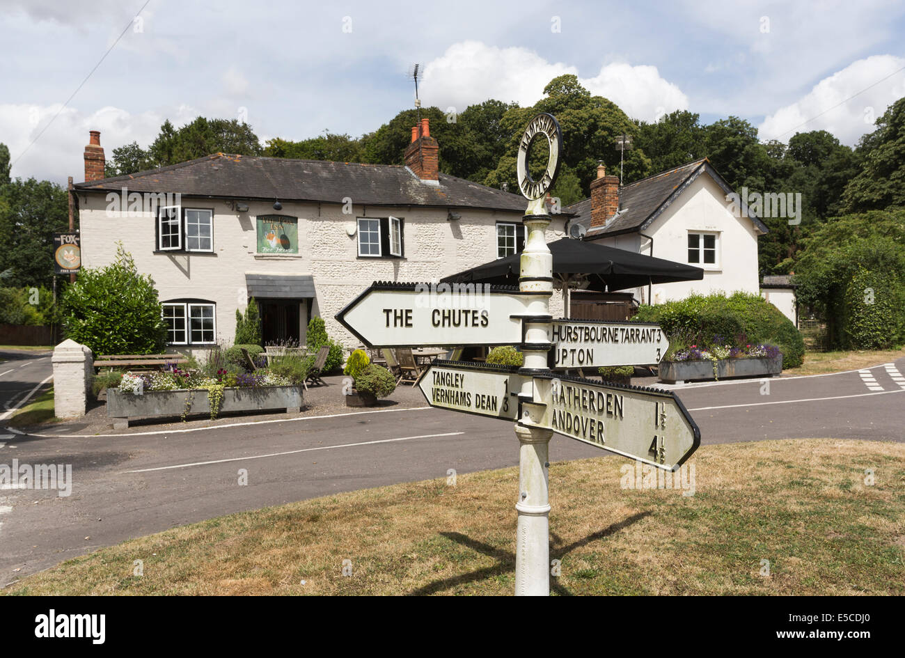 Vintage, old fashioned signpost at The Fox Inn, a traditional free house country pub in the rural Hampshire village of Tangley Stock Photo