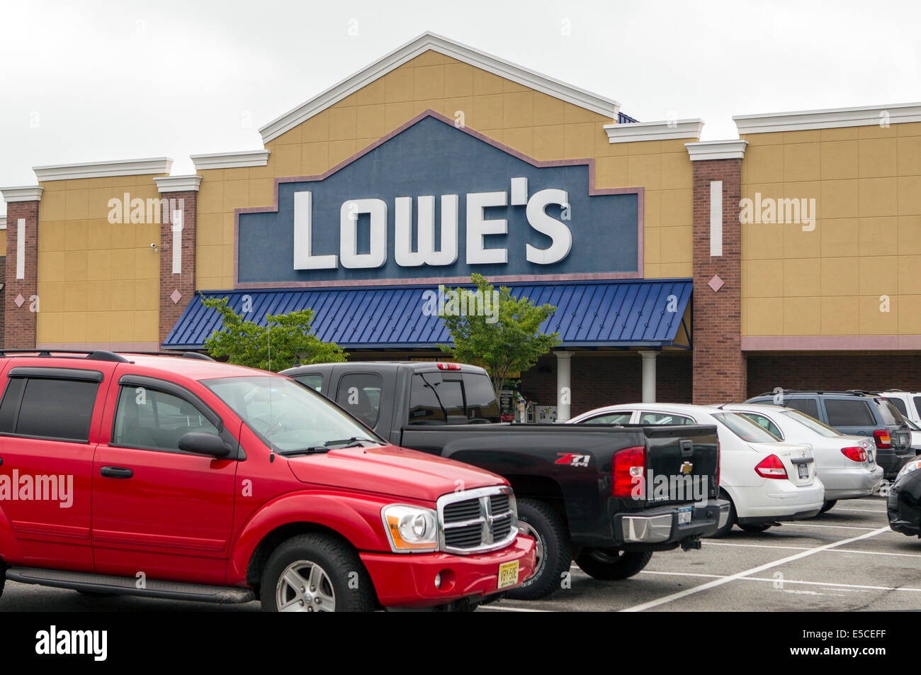 Sign in front of a Lowe's home improvement store Stock Photo