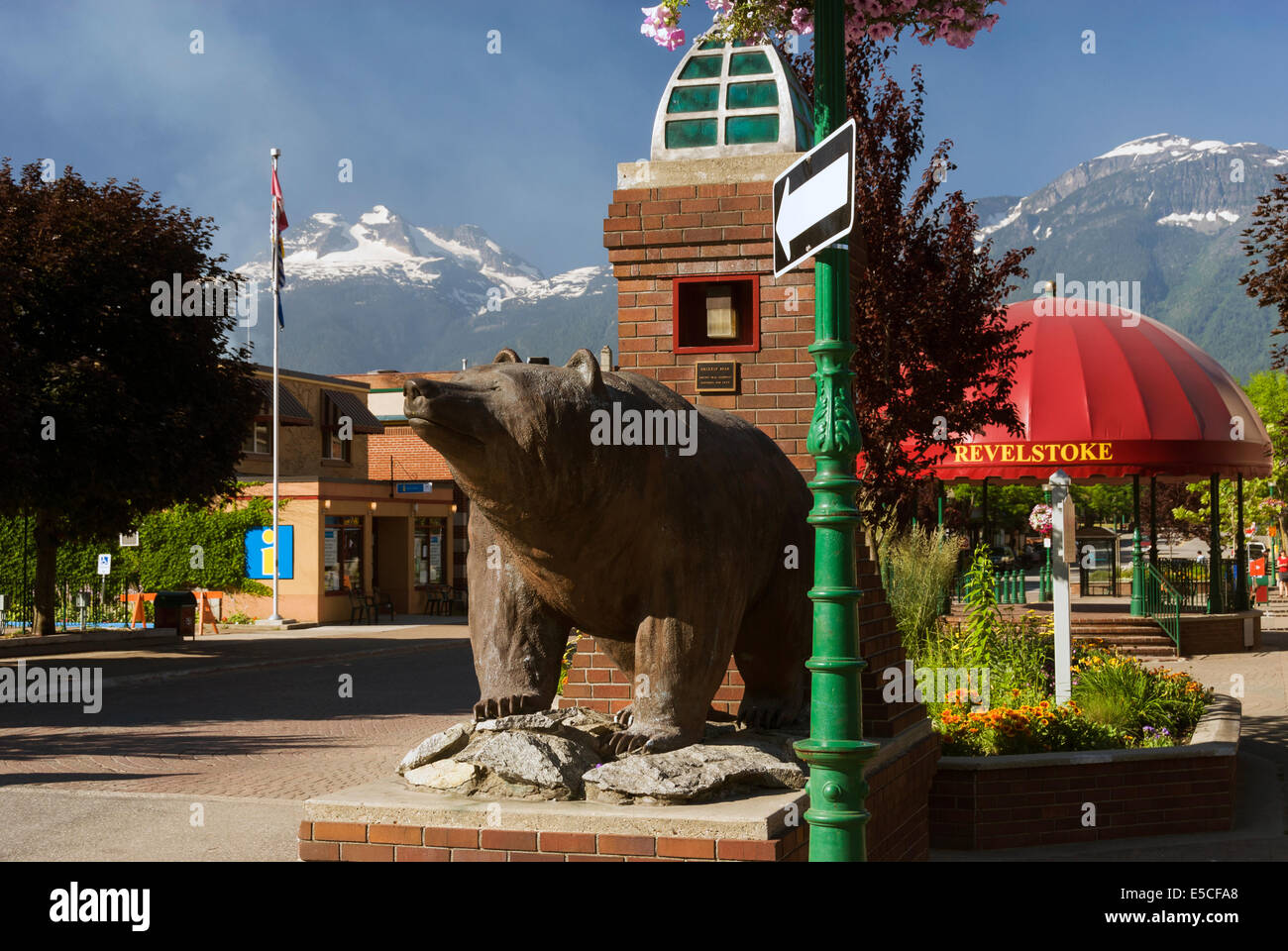 Bear statue hires stock photography and images Alamy