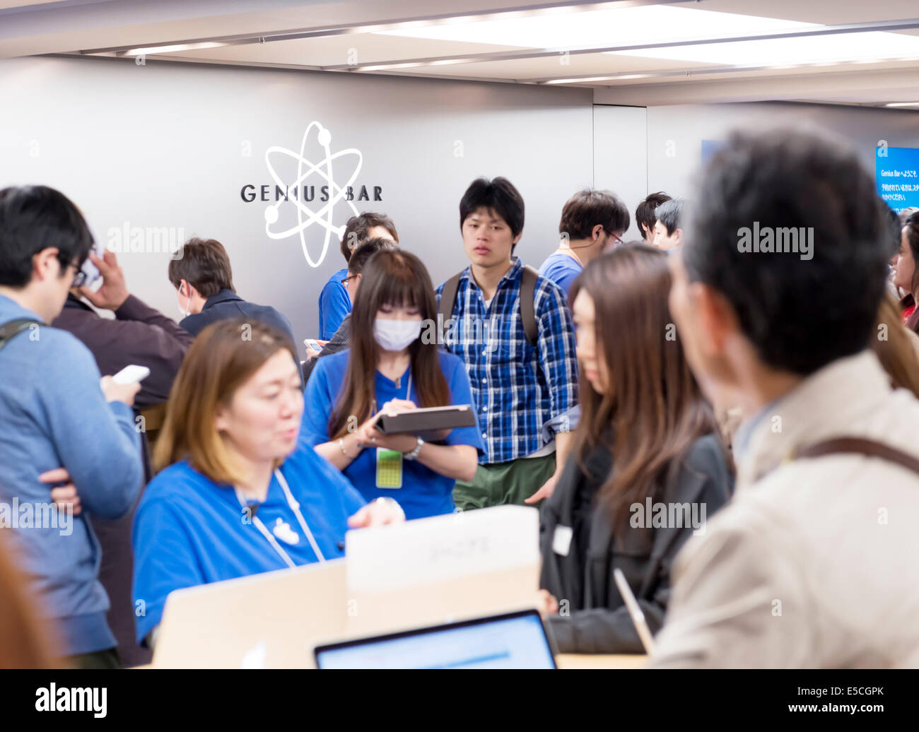 People at Apple Genius Bar technical support centre in Ginza, Tokyo, Japan 2014 Stock Photo