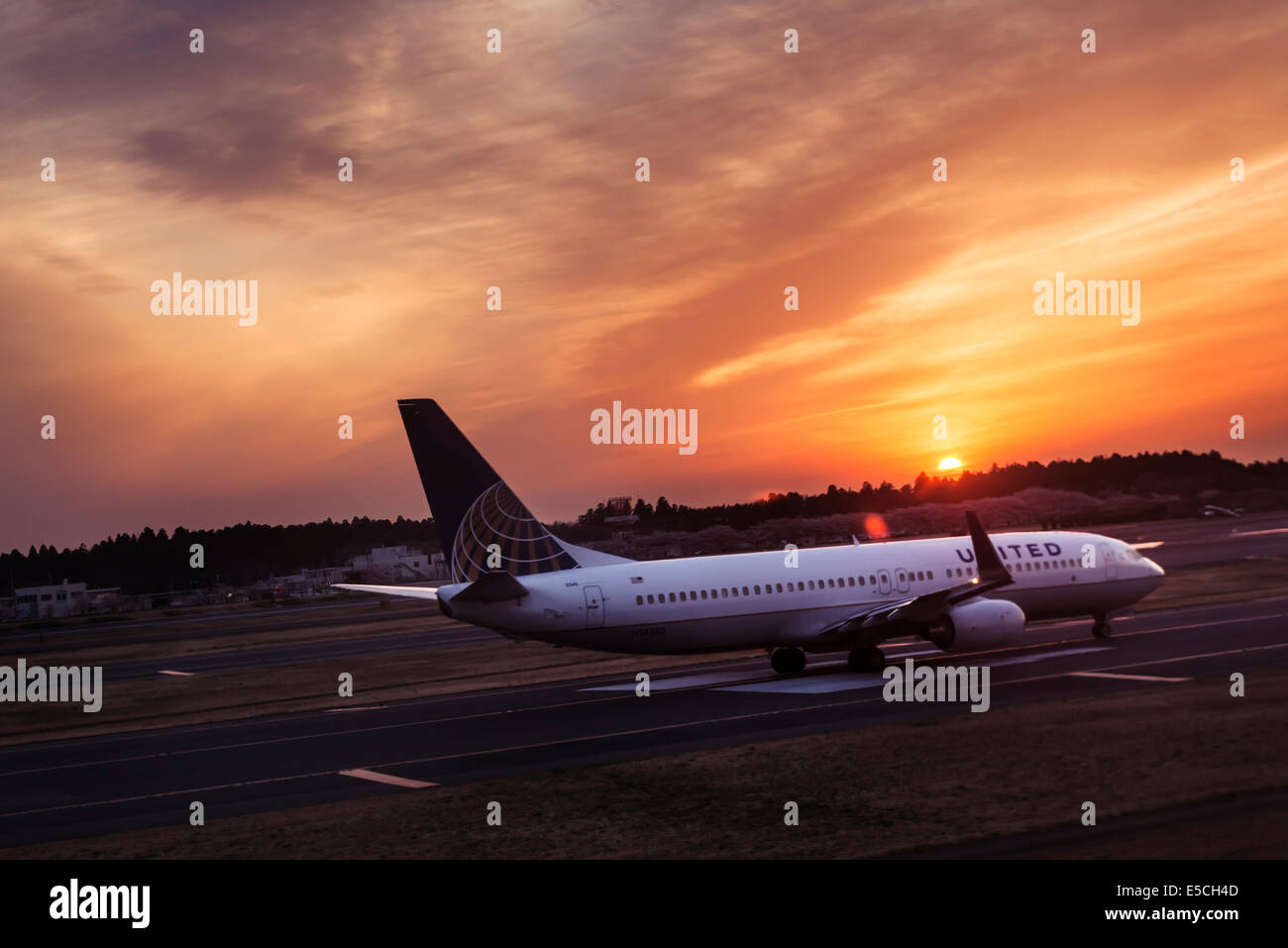 Airplane runway sun hires stock photography and images Alamy