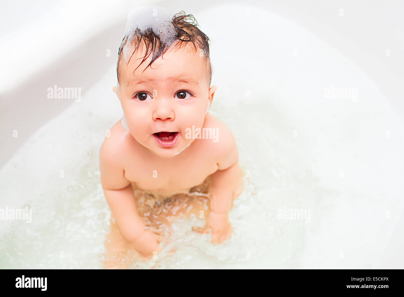 baby splashing in bath Stock Photo Alamy
