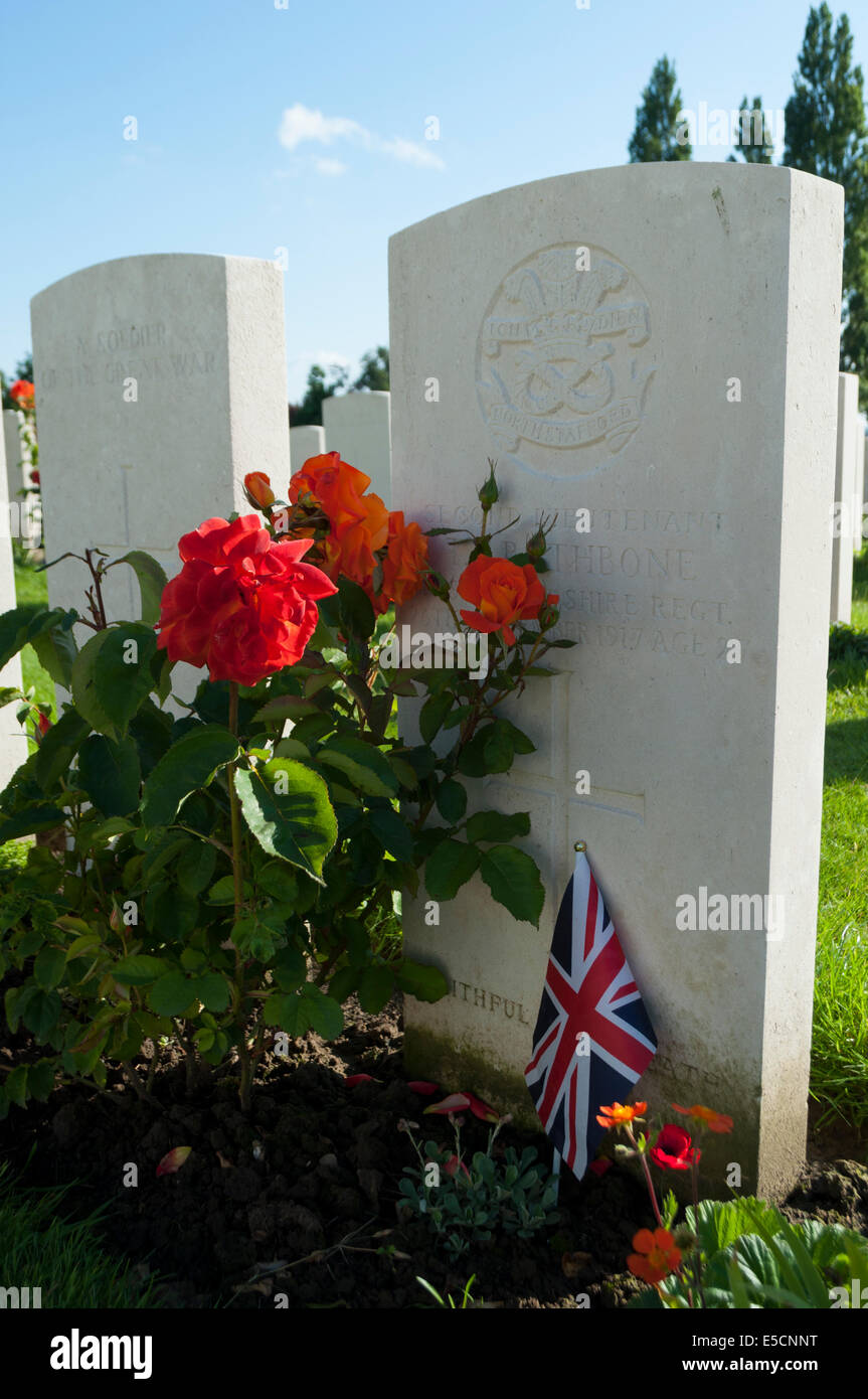 Tomb of British Lieutenant at Tyne Cot Cemetery for the dead of the First World War, Zonnebeke, Belgium Stock Photo