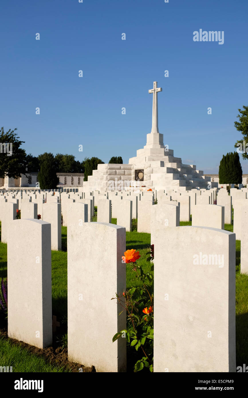 Cross of Sacrifice at Tyne Cot Commonwealth War Graves Cemetery for the dead of the First World War, Zonnebeke, Belgium Stock Photo