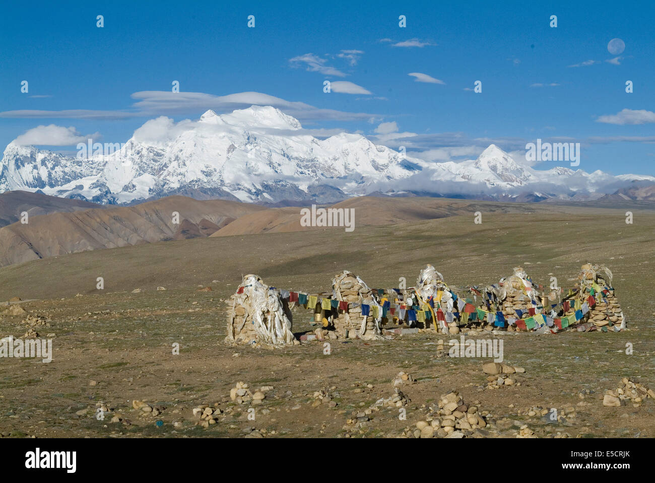Himalaya range with prayer flags in the foreground, Tibet, China Stock Photo