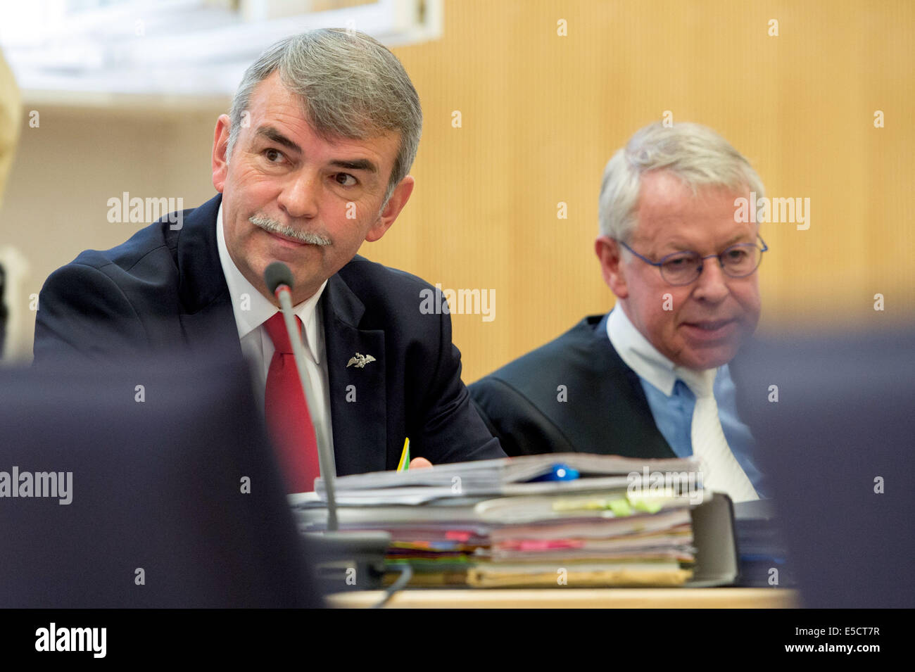 Gustl Mollath (L) sits next to his defender Gerhard Strate in the courtroom of the Land court in Regensburg, Germany, 28 July 2014. The assigned counsels of Mollath request the dispensation of their brief. Photo: Armin Weigel/dpa Stock Photo