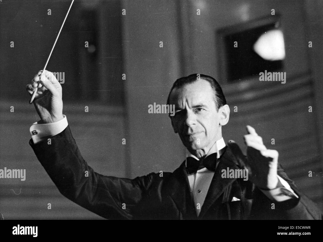 MALCOLM SARGENT (1895-1967) English conductor conducting the Liverpool Philharmonic Orchestra in 1948 Stock Photo