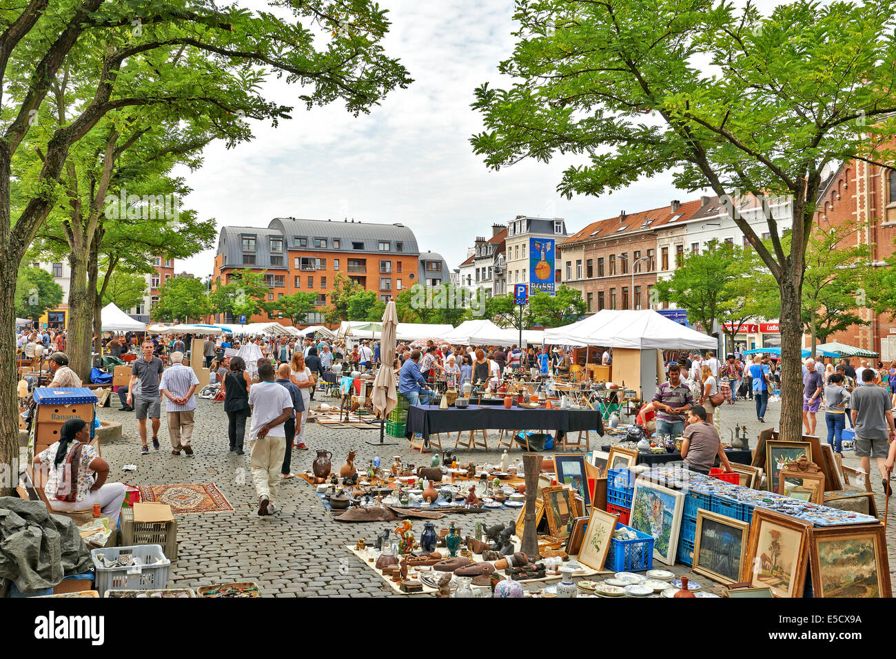 European flea market hi-res stock photography and images - Alamy