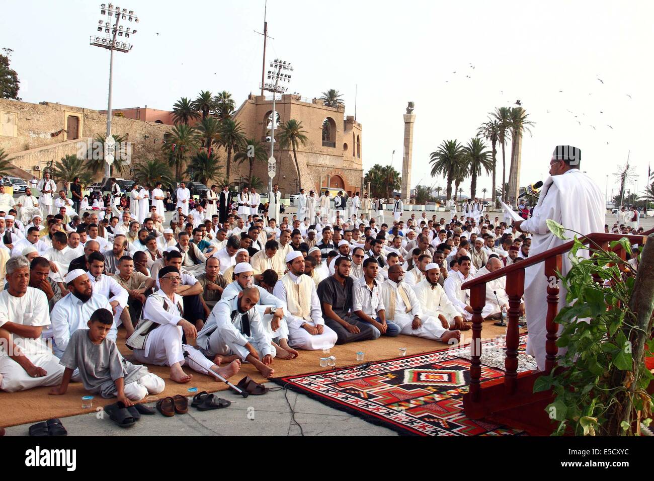 Tripoli, Libya. 28th July, 2014. People sit in Martyrs' Square