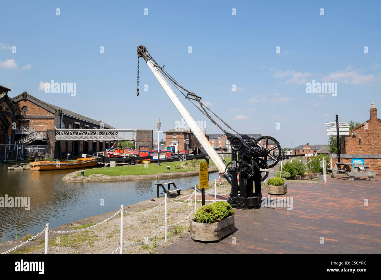 Shropshire Union Canal and old crane at National Waterways Museum in Ellesmere Port, Cheshire, England, UK, Britain Stock Photo