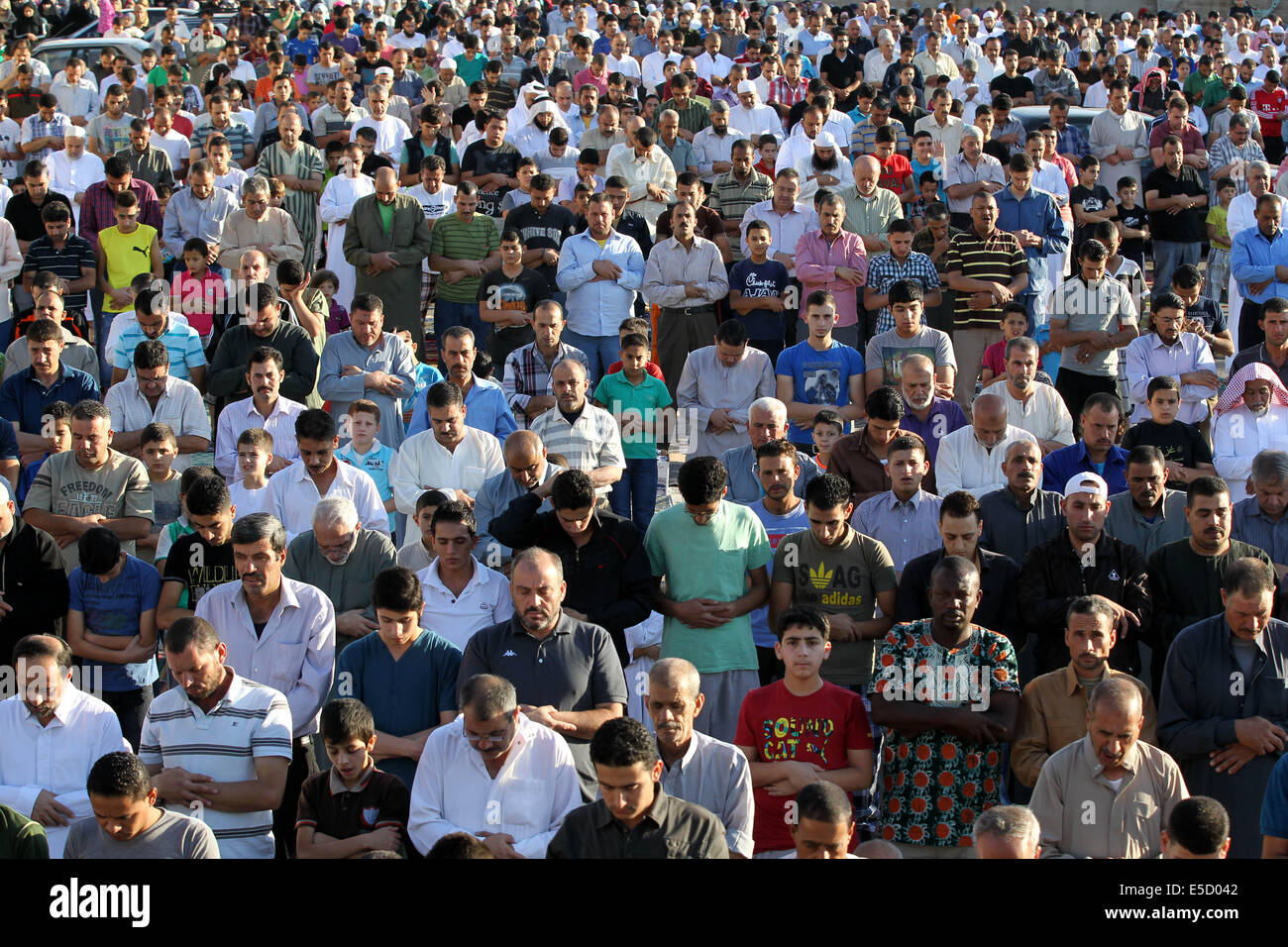 Amman, Jordan. 28th July, 2014. Jordanian people perform Eid alFitr
