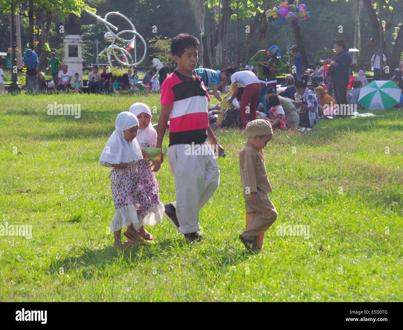 Manila, Philippines. 28, July, 2014. Thousands of Muslims Filipinos around Manila observes the end of Ramadan with peace, unity and solidarity as they celebrate Eid ul Fitr with their families and love ones. Women and kids wear their finest garments on this season. And as they pray during the Eid ul Fitr prayers, they asked Allah for harmony between Palestine and Israel and to stop massacre of Muslims in Gaza. Credit:  Sherbien Dacalanio / Alamy Live News Stock Photo