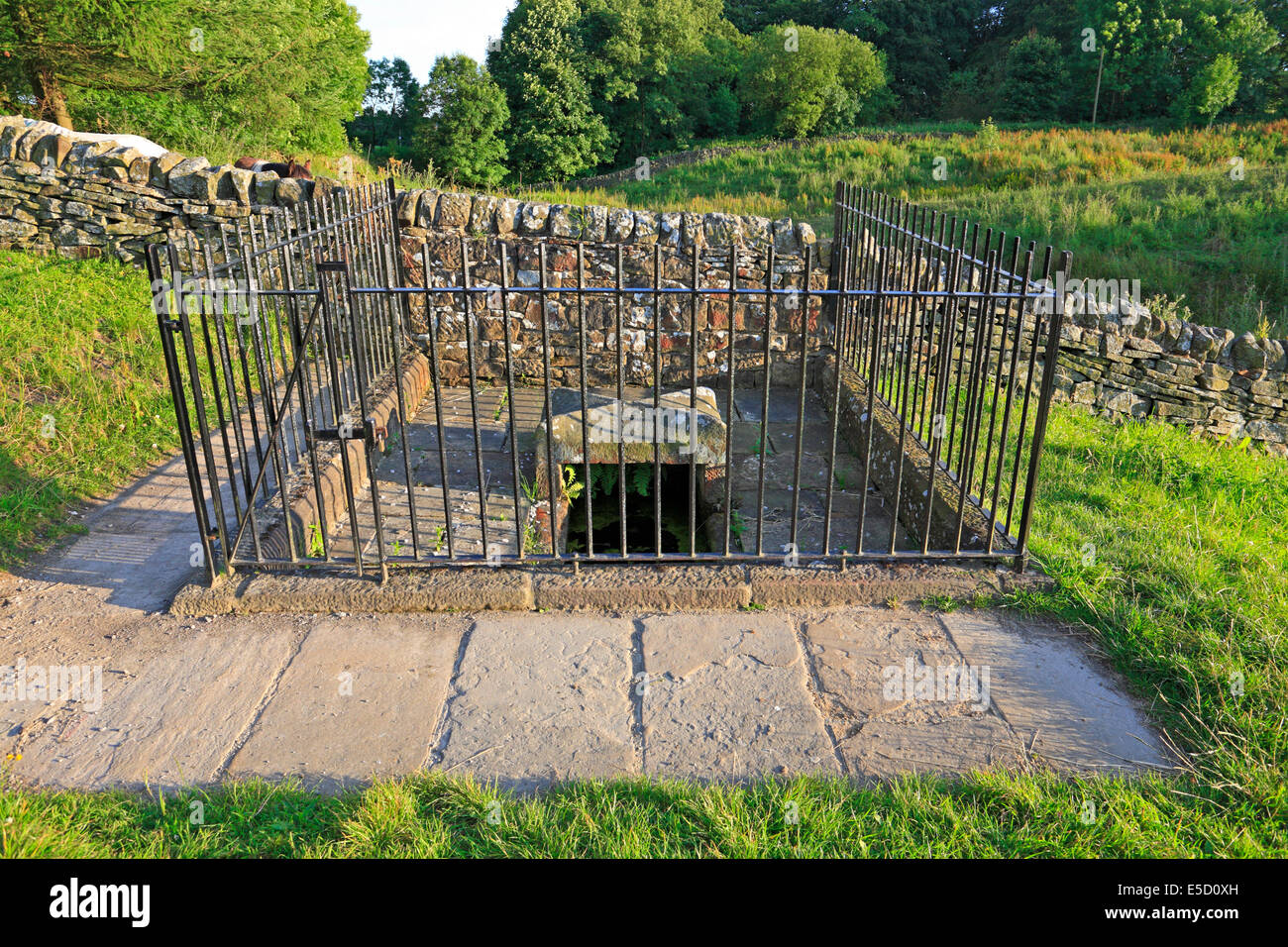 Mompesson's Well in Eyam plague village, Derbyshire, Peak District National Park, England, UK/ Stock Photo