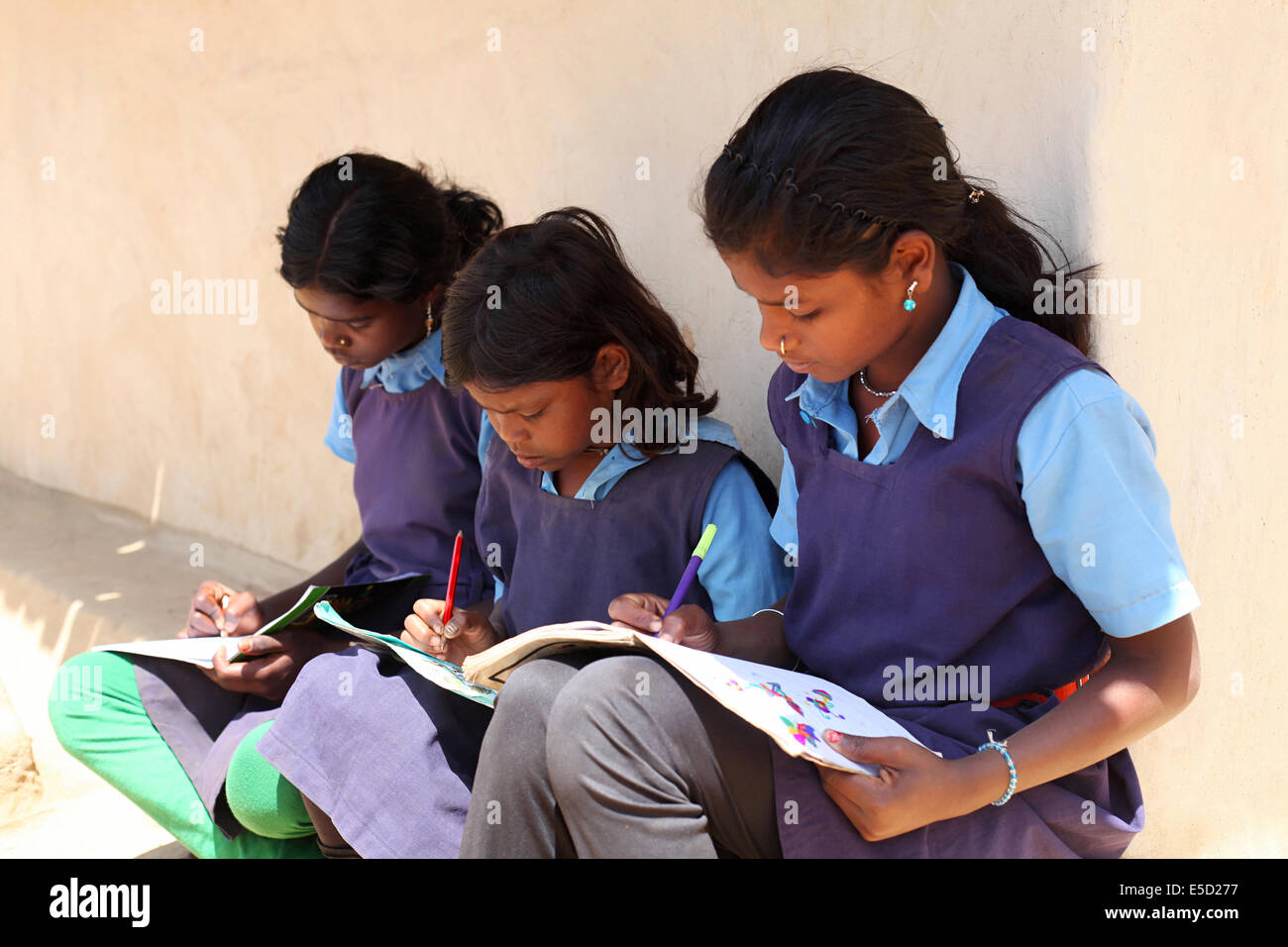 Tribal schoolgirls studying. Birhor tribe. Chueya Village, Korba District, Chattisgadh, India Stock Photo