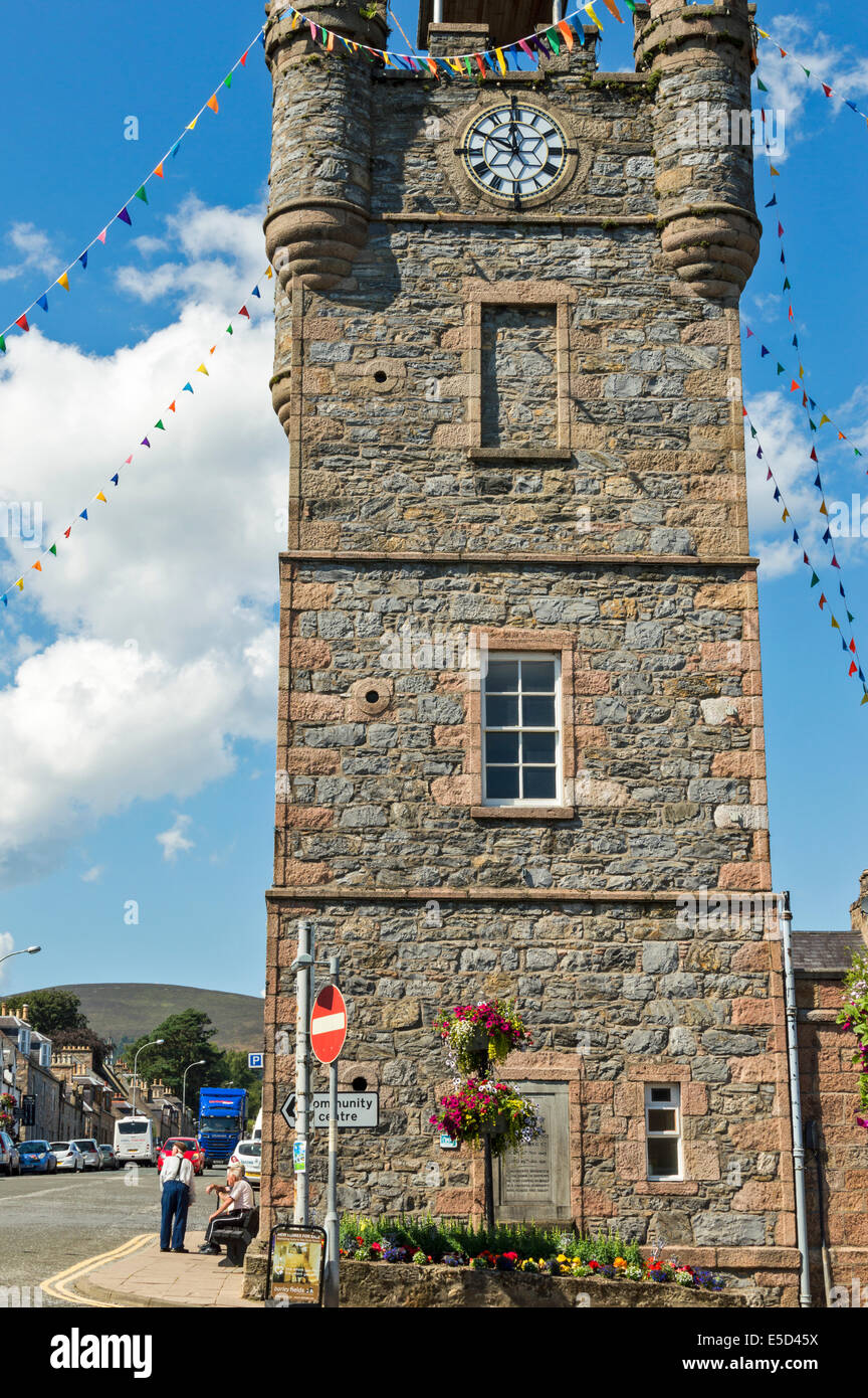 DUFFTOWN ABERDEENSHIRE SCOTLAND A MEETING POINT BY THE CLOCKTOWER IN THE SQUARE Stock Photo