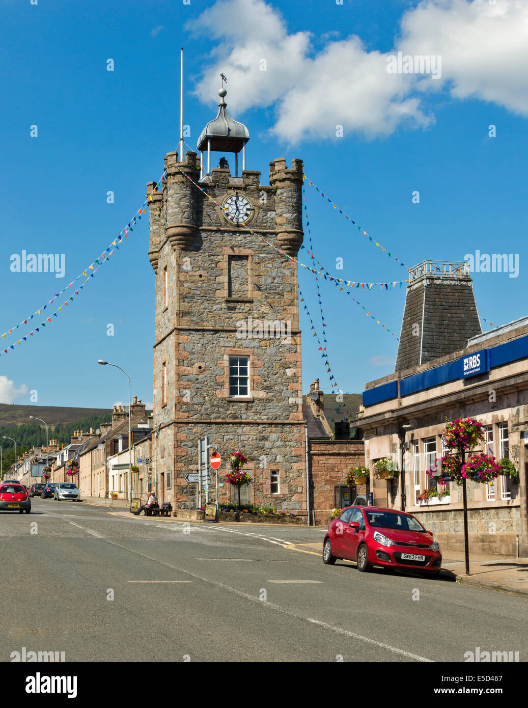 DUFFTOWN ABERDEENSHIRE SCOTLAND THE CLOCK TOWER AND FLOWER DISPLAYS Stock Photo