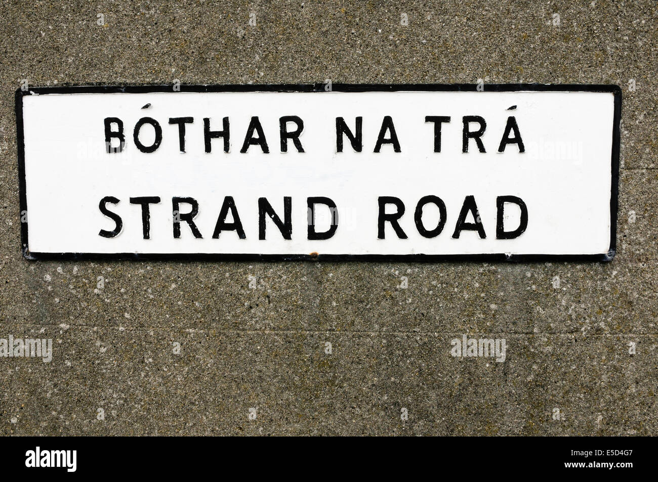 Bóthar na Trá (Strand Road) sign Stock Photo