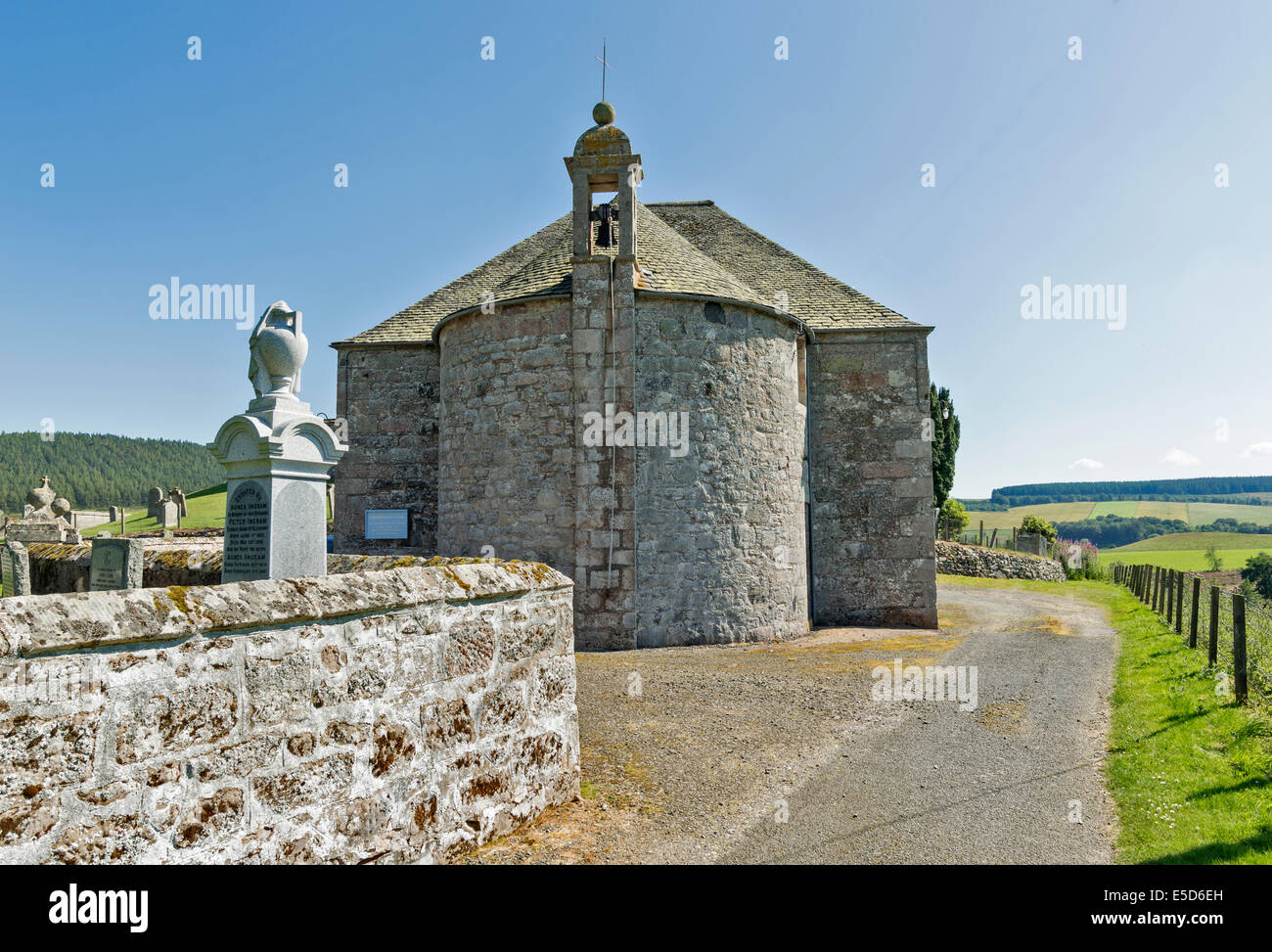 KILDRUMMY SCOTLAND THE NEW CHURCH WHICH DATES FROM 1805 WITH EXTERNAL BELL AND ROPE Stock Photo