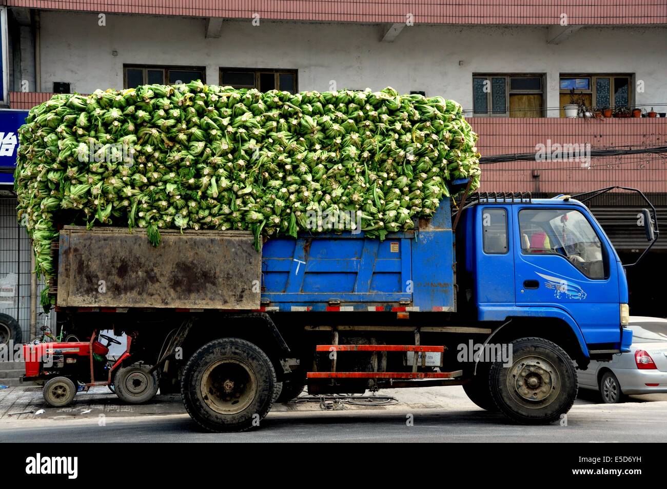 Vegetables truck hires stock photography and images Alamy