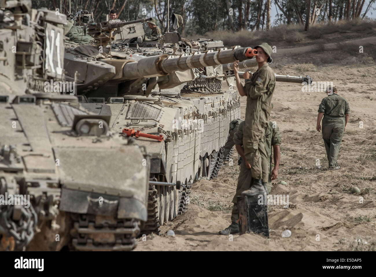 gaza-border-28th-july-2014-israeli-soldiers-calibrate-the-cannon-of-E5DAP5.jpg