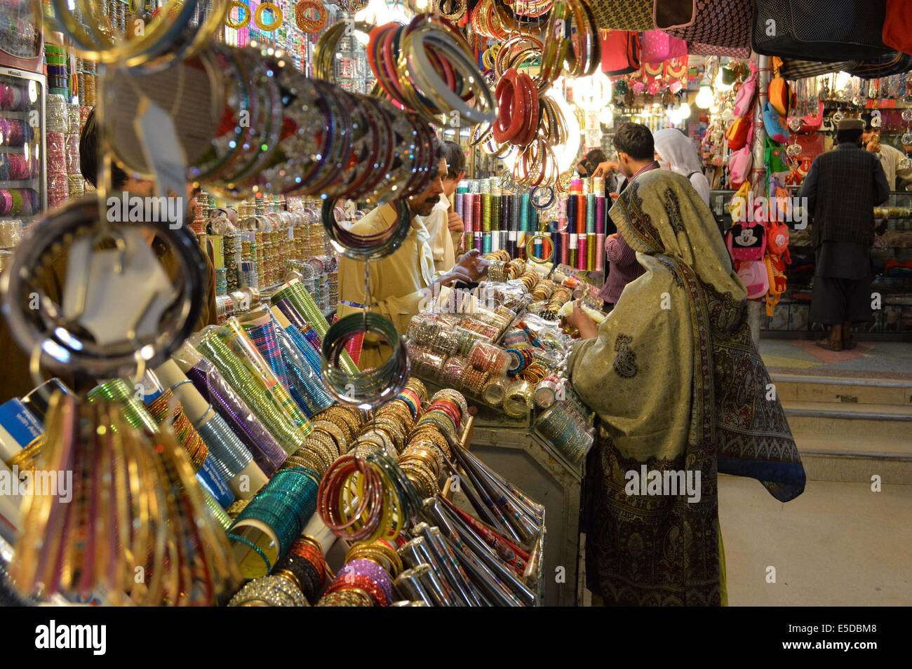 Quetta. 28th July, 2014. A Pakistani woman shops on the eve of Stock