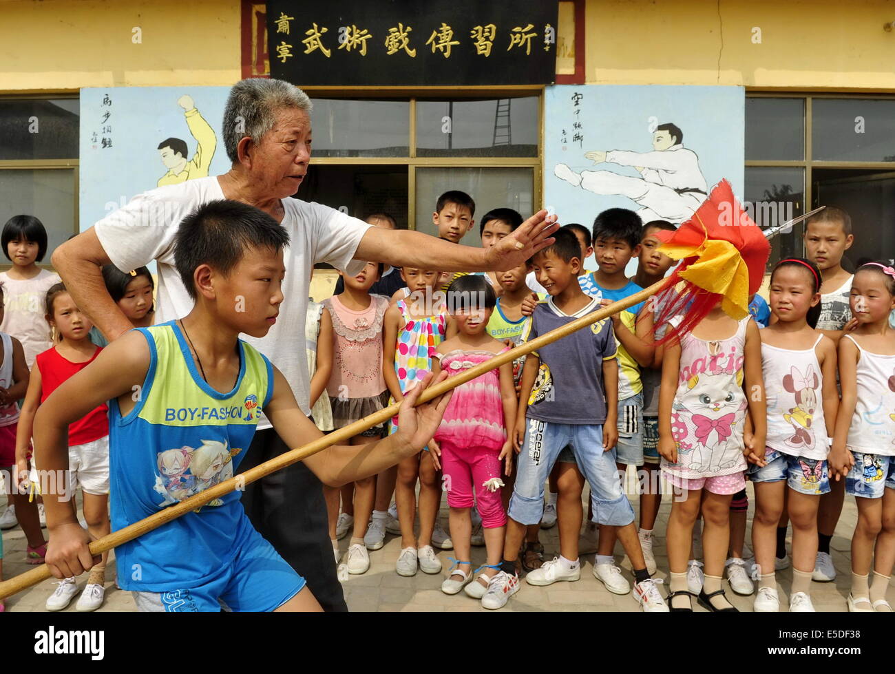 Shijiazhuang, China's Hebei Province. 28th July, 2014. An old performer