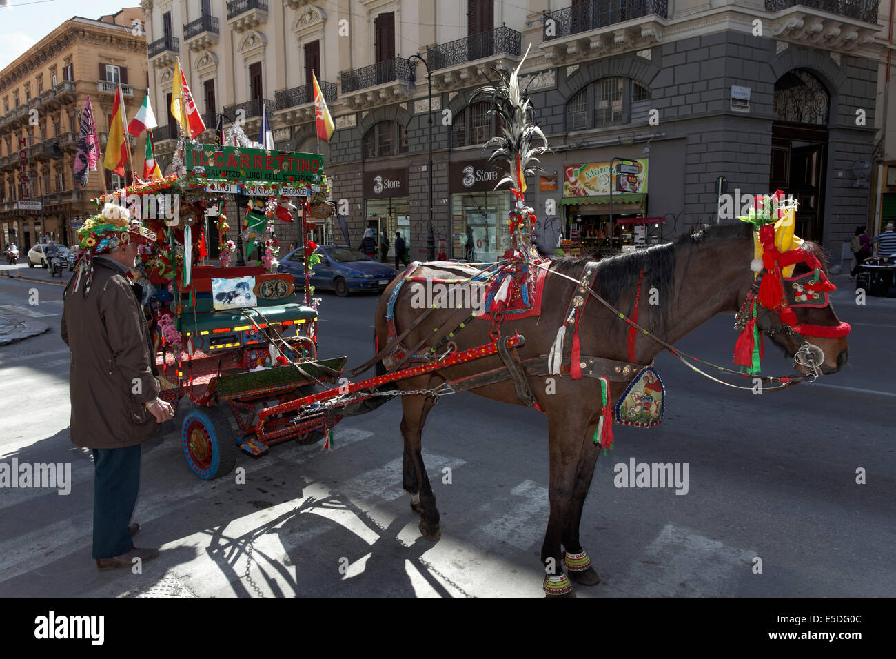 Colourfully decorated Sicilian horse-drawn cart on the Via Roma, coachman waiting for tourists, Carretto siciliano, Palermo Stock Photo