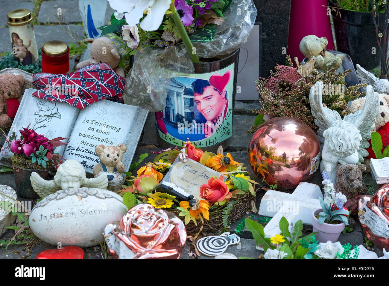 Fan gifts next to the stele commemorating Elvis Presley in front of his former residence Hotel Grunewald, Bad Nauheim, Hesse Stock Photo