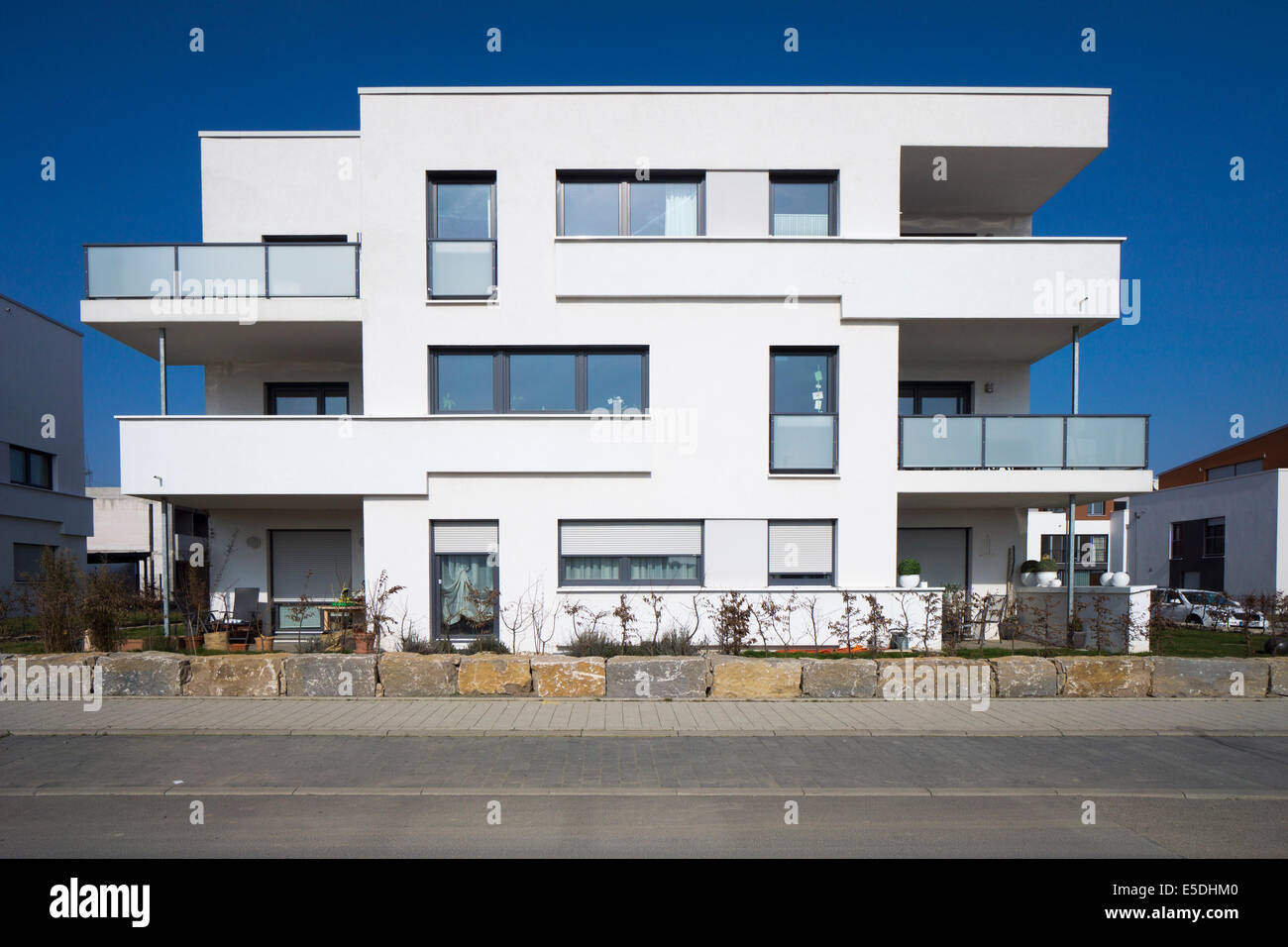 Germany, Hesse, Frankfurt Riedberg, view to modern multifamily house